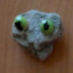 Глаза из горошин и мышка из камня