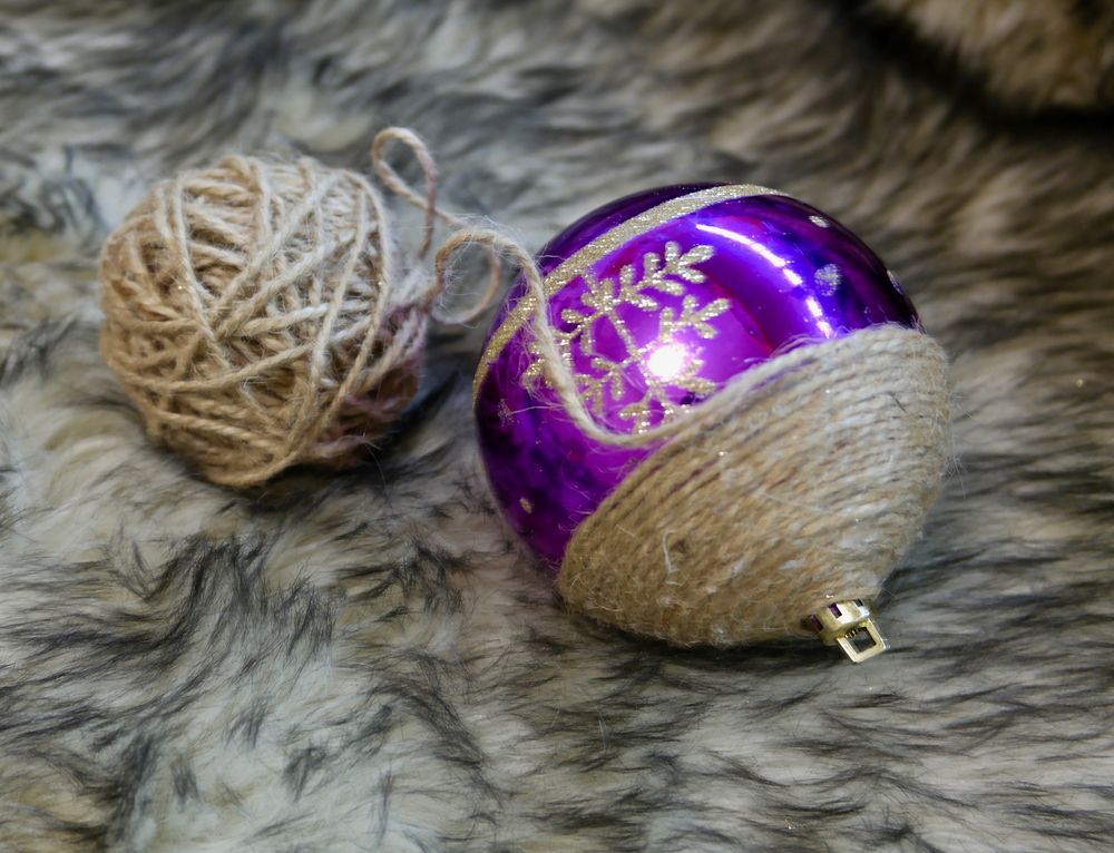 Как украсить ёлочные шарики шпагатом или верёвкой