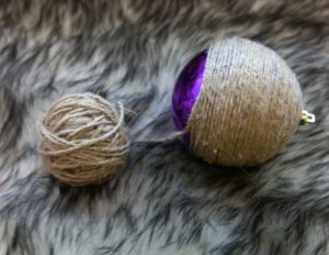 Как украсить ёлочные шарики шпагатом или верёвкой
